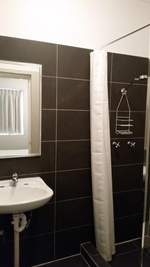 Hostel Wallaby Backpackers - Note - Valid Passport Required To Check In - *