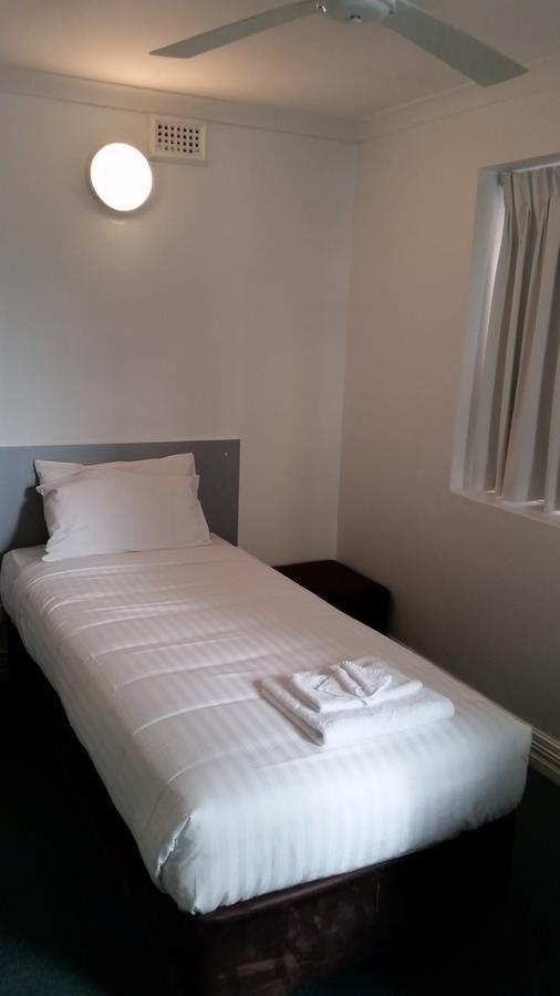 Wallaby Backpackers - Note - Valid Passport Required To Check In -