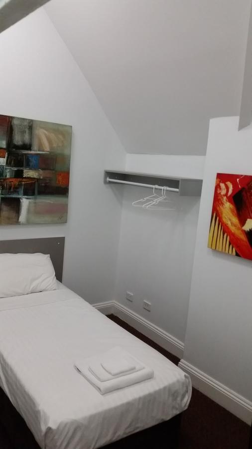 Wallaby Backpackers - Note - Valid Passport Required To Check In -