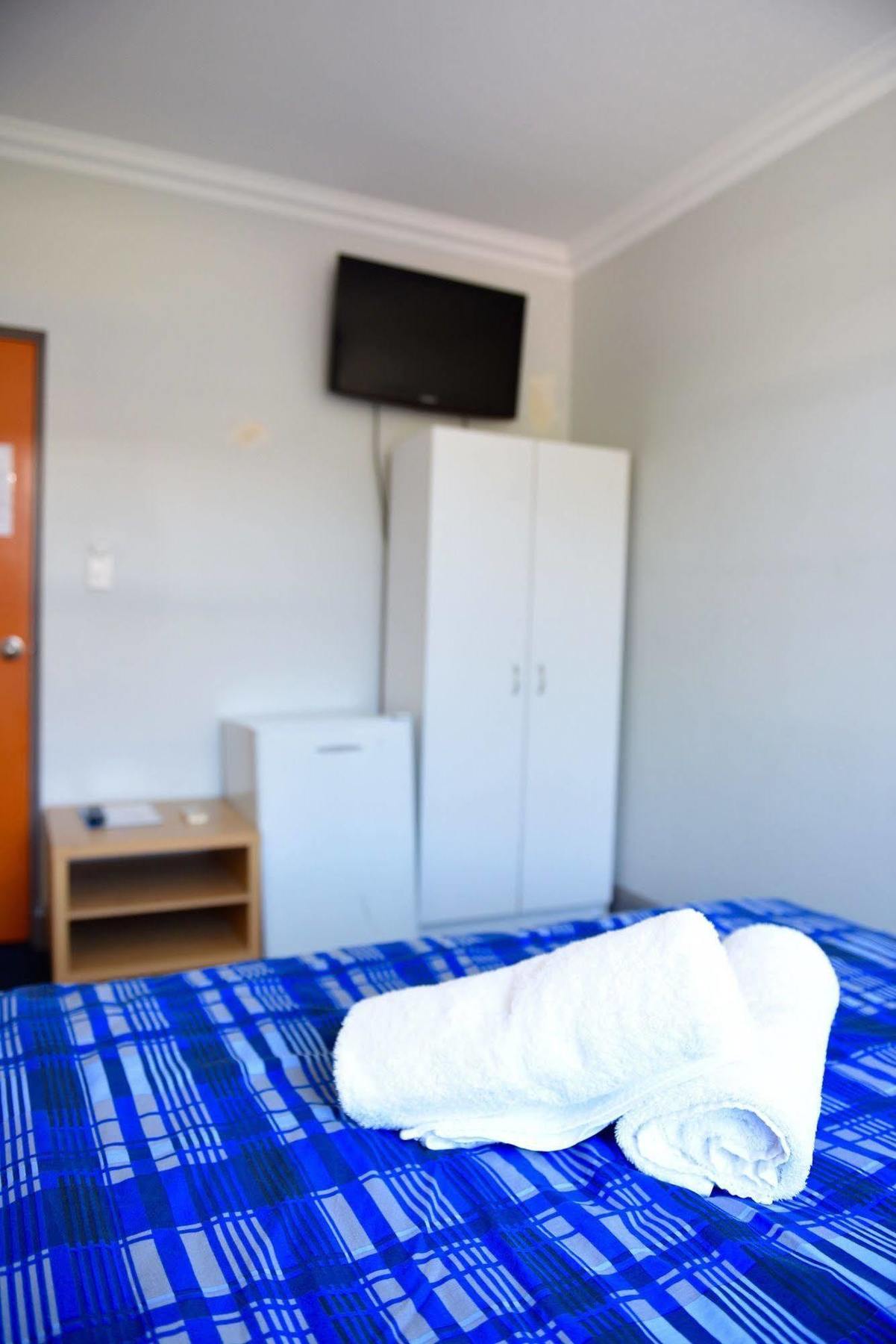 The Emperors Crown Hostel Valid Passport Required To Check In Albergue Perth