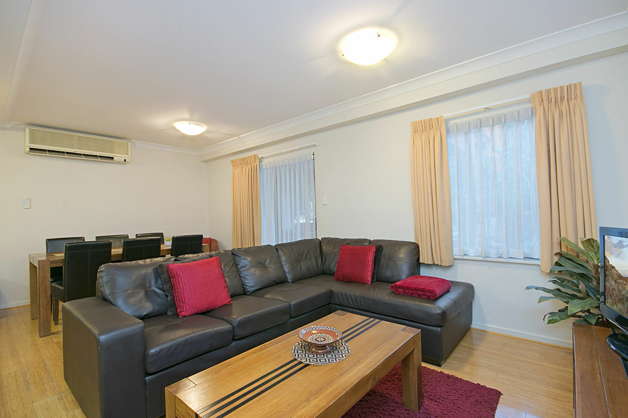 Short Apartment *